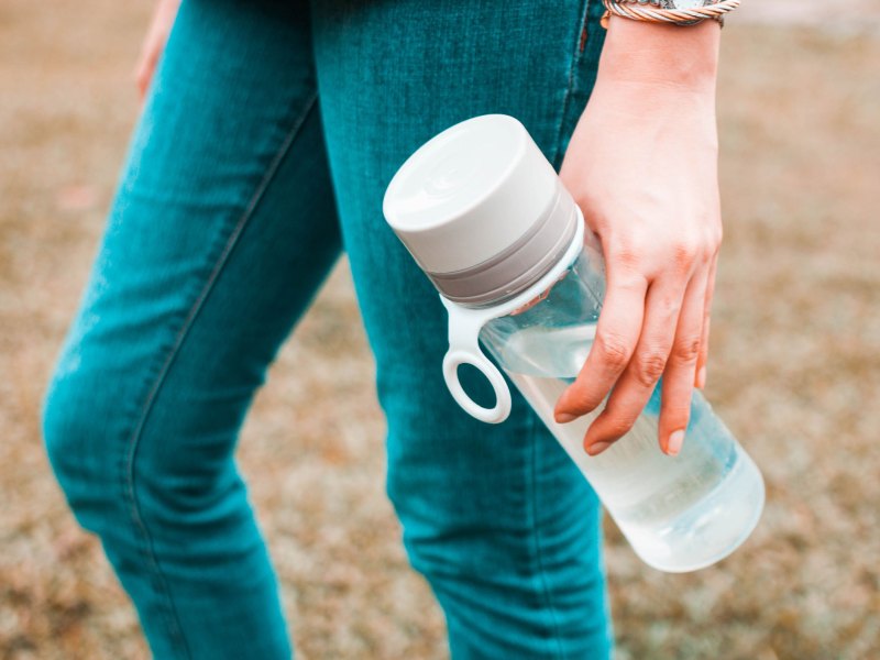 Frauenhand mit Trinkflasche