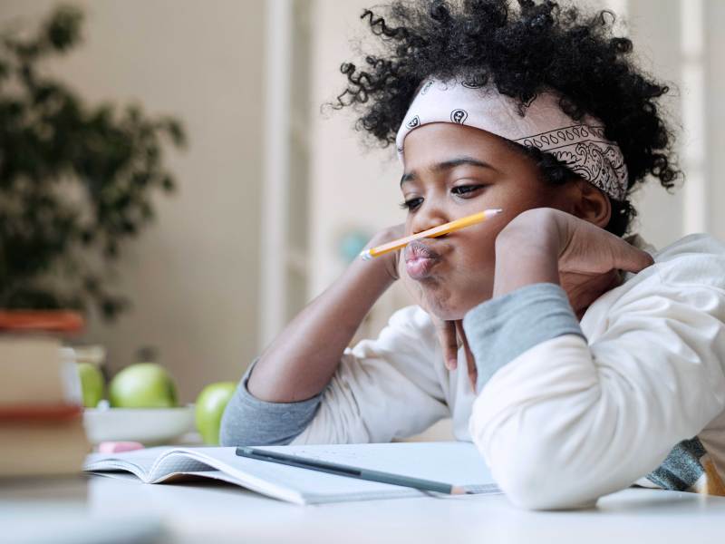 Wie lange sollten Kinder in welchem Alter an ihren Hausaufgaben sitzen?
