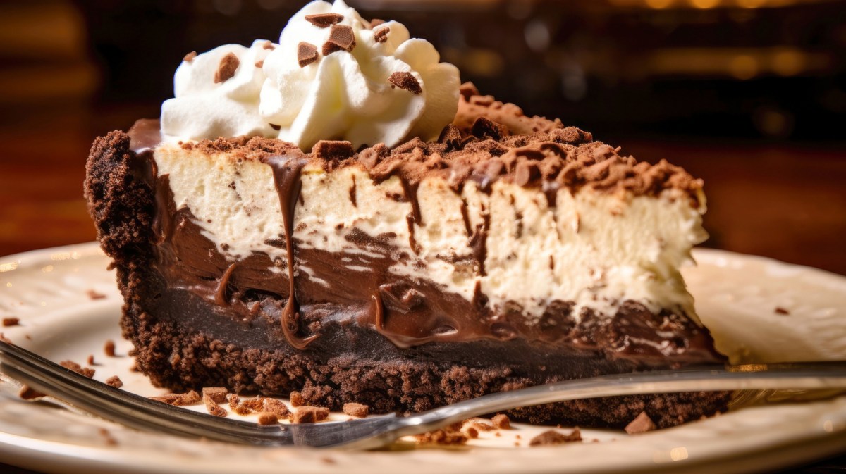 Schokokuchen mit Pudding und Sahne-Schicht auf hellem Teller.