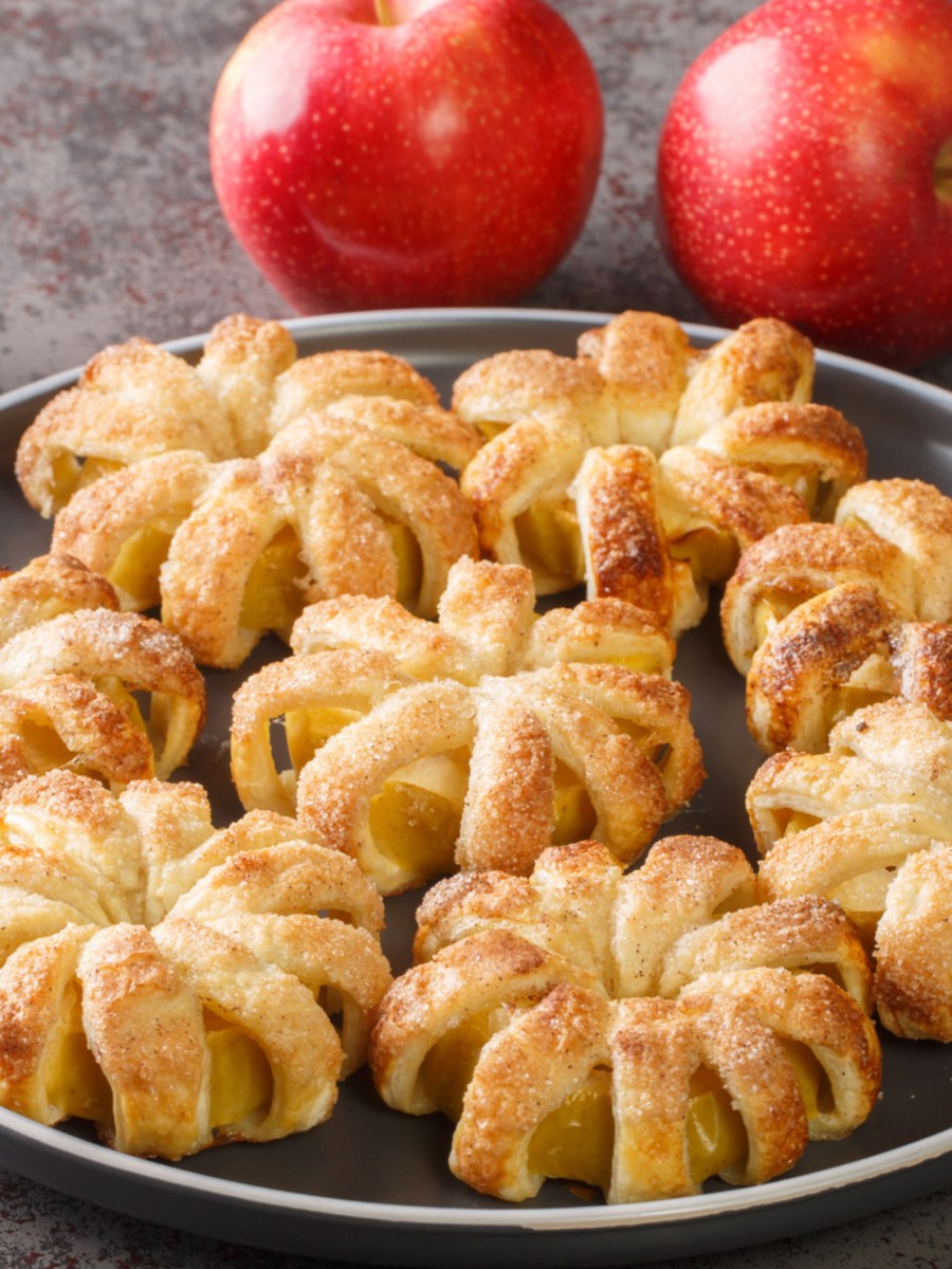 Apfelringe im Blätterteigmantel: Knuspriges Herbst-Gebäck vom Blech