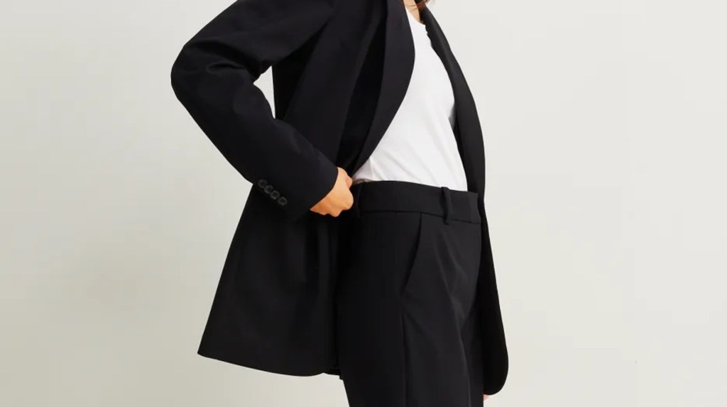 Unverzichtbar im Herbst 2023: Diese Hose von C&A macht ultra schöne Beine