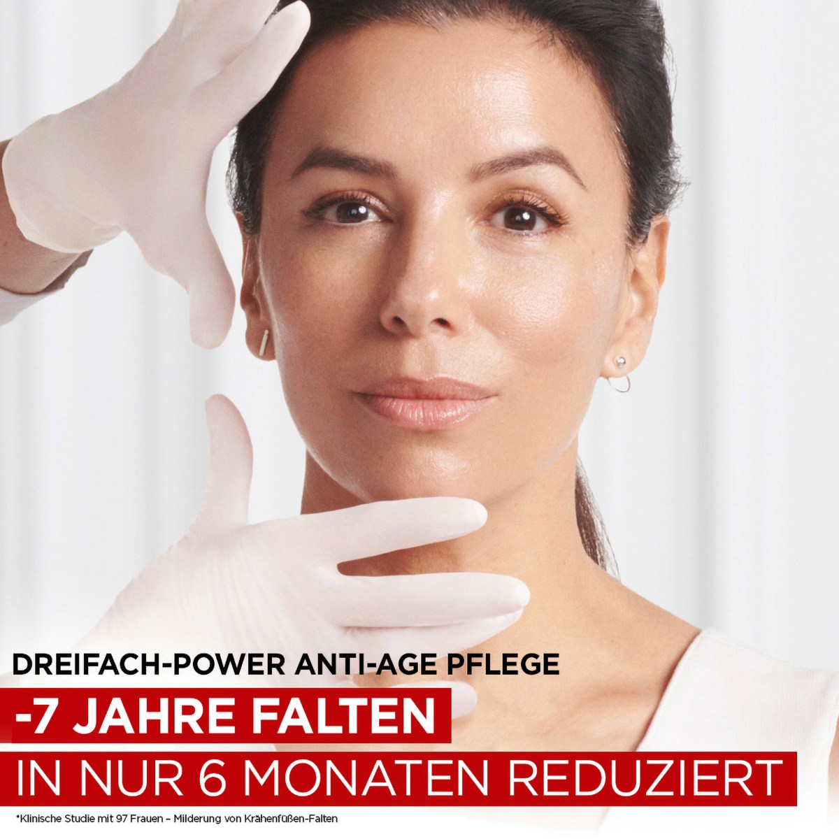 Eva Longorias Gesicht im Close-Up mit 2 Händen um ihr Gesicht.