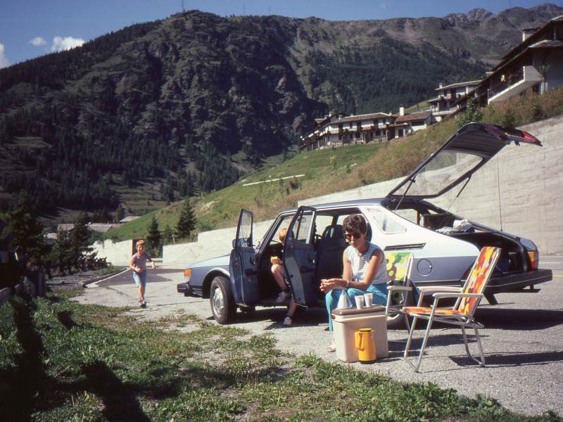 Foto von 1982, geschossen mit einer Analogkamera. Es zeigt eine Familie, die mit dem Auto auf dem Weg in den Sommerurlaub ist, beim Picknick irgendwo in den Schweizer Alpen.