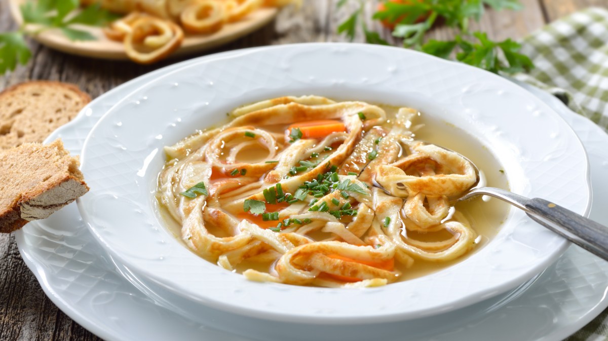 Flädlesuppe in tiefem, weißen Teller.