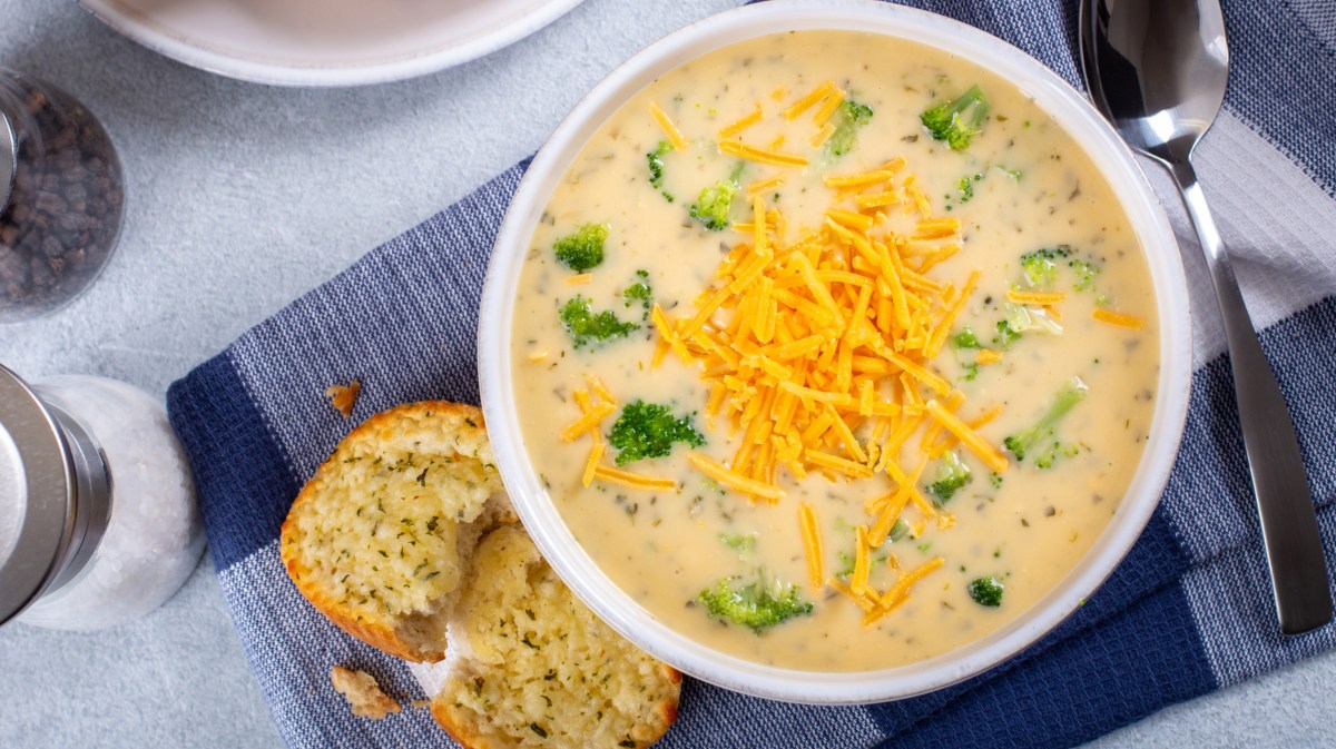 Suppen-Liebe: Cremige Brokkoli-Kartoffelsuppe mit Cheddar - gofeminin