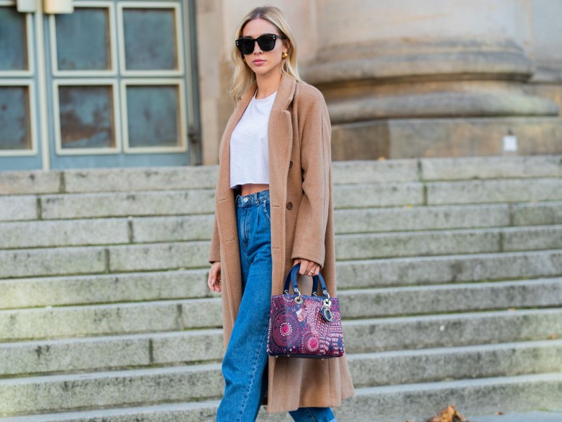 Outfit mit Herbstmantel und Jeans