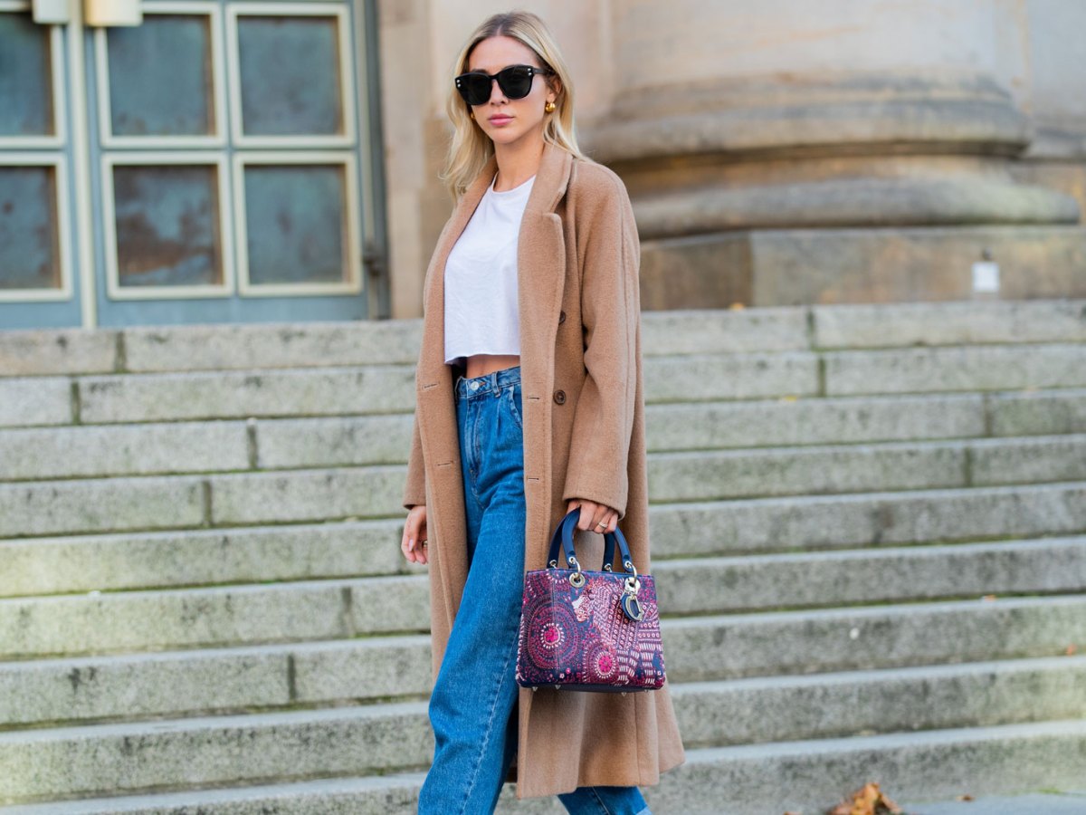 Outfit mit Herbstmantel und Jeans
