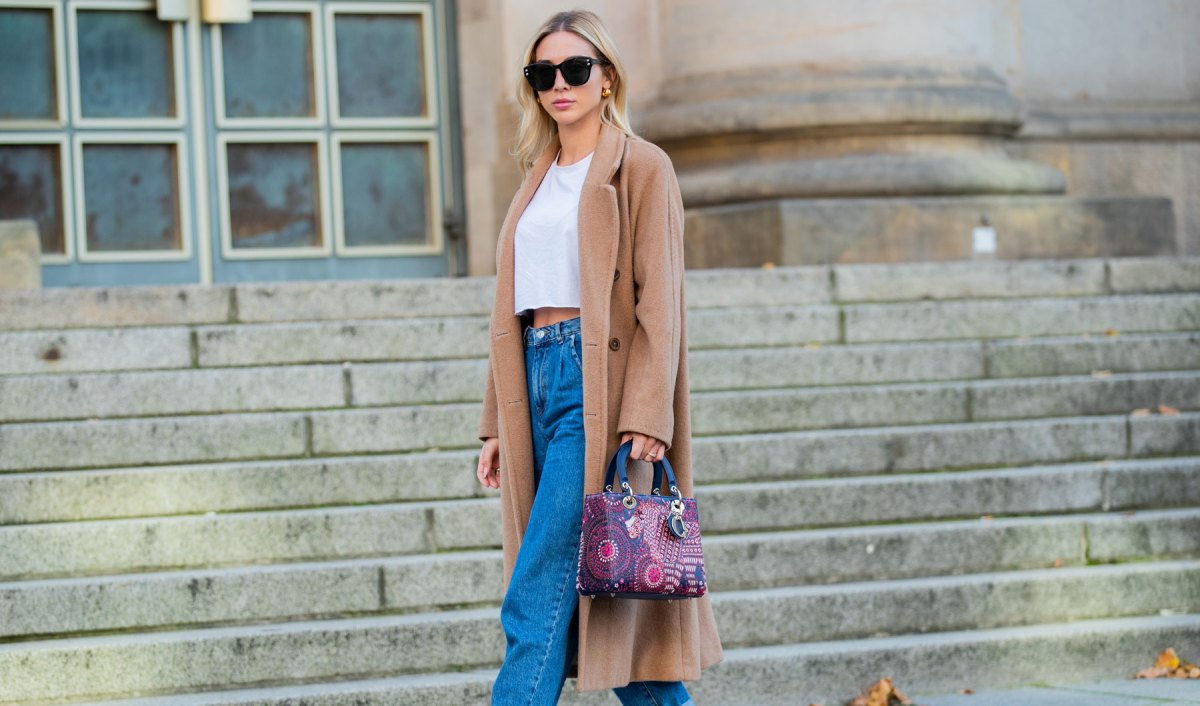 Outfit mit Herbstmantel und Jeans