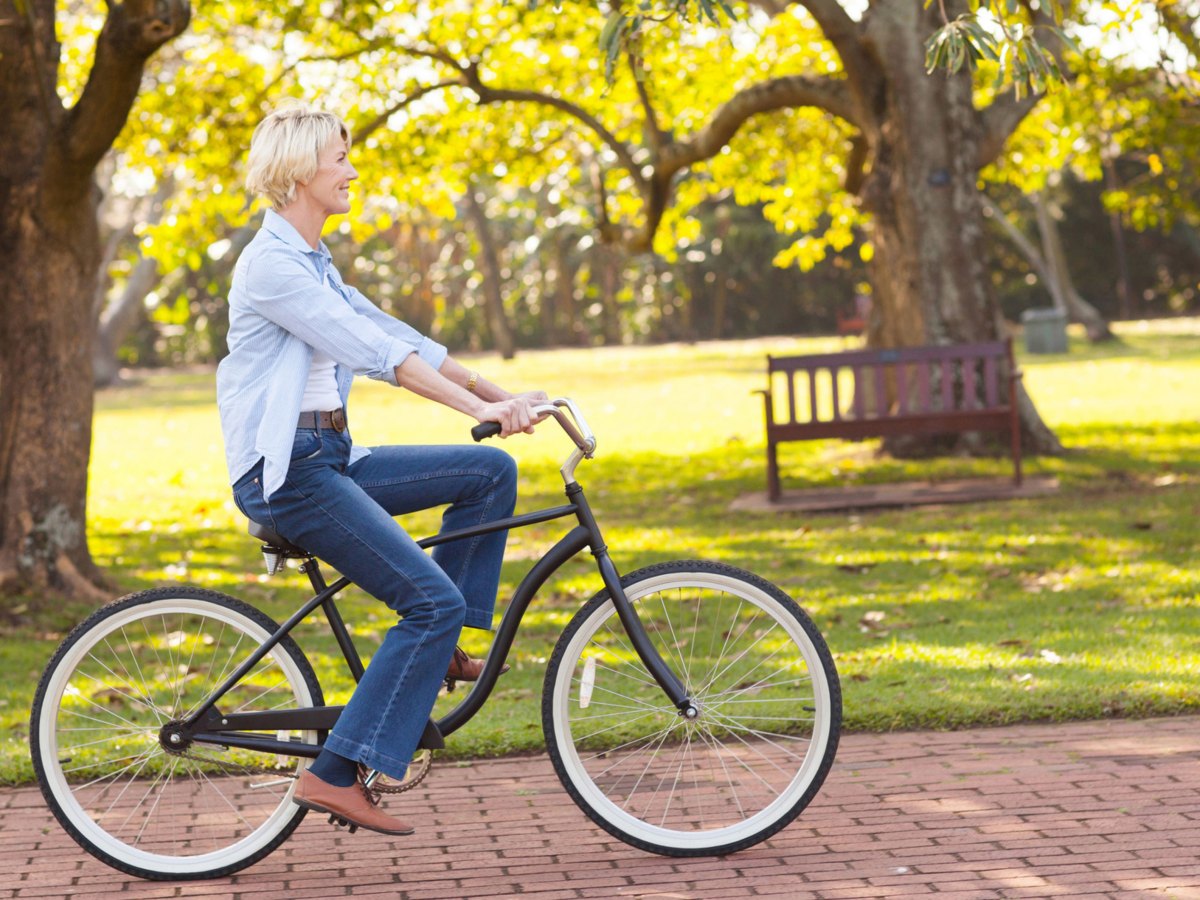 Frau auf einem Fahrrad im Park