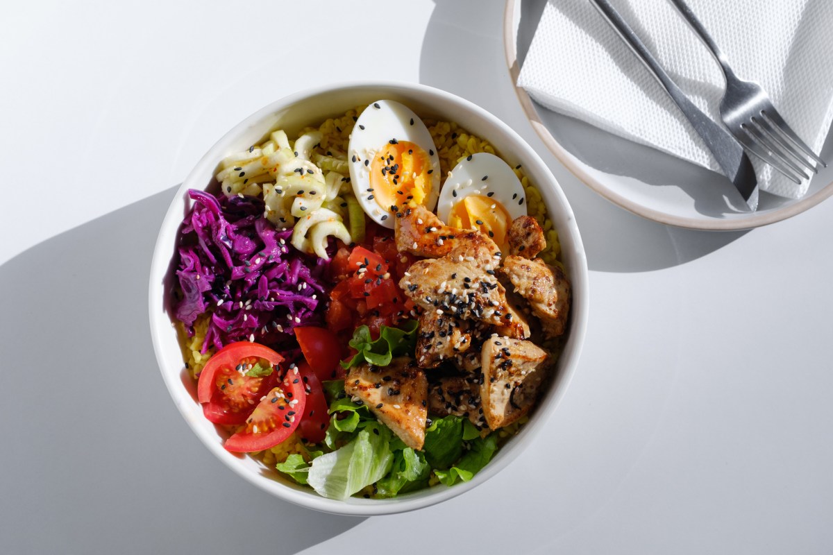 Bunte Bowl mit proteinreichen Lebensmitteln für den Muskelaufbau
