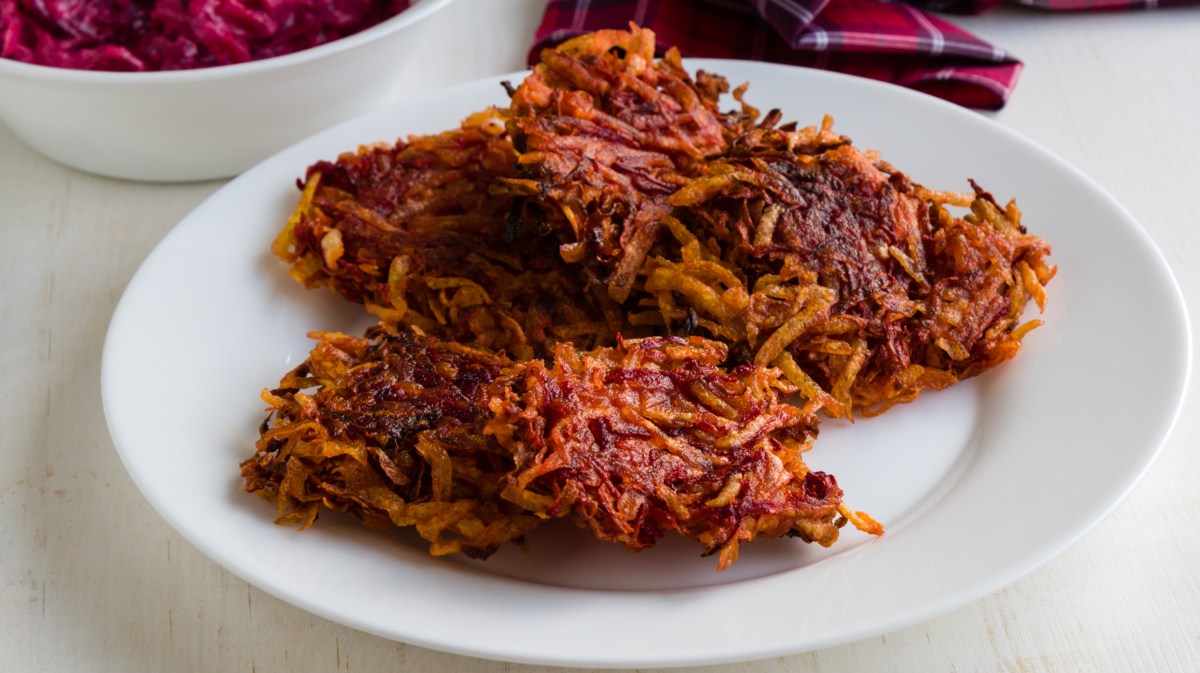 Rote Bete Rösti auf weißem Teller.