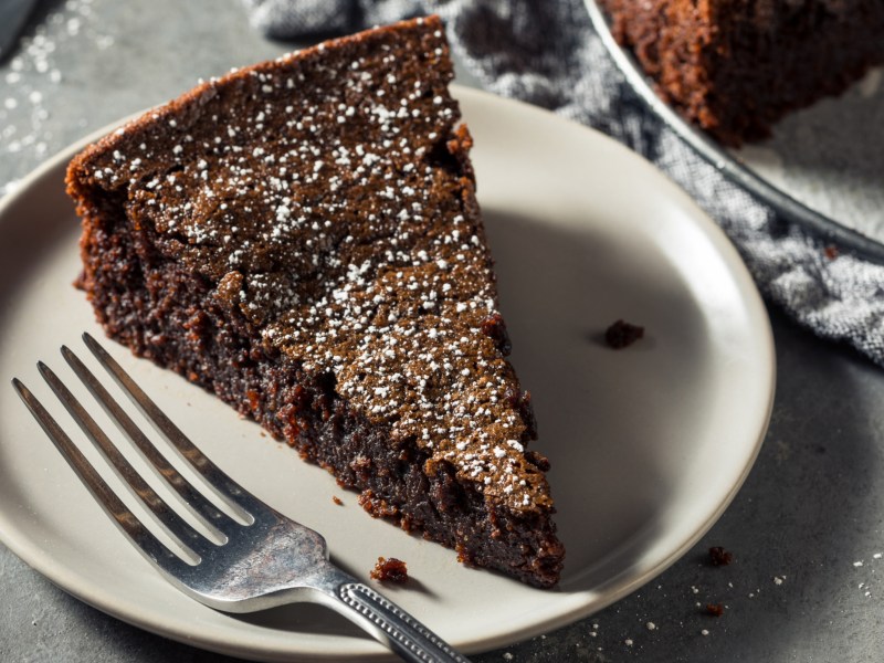 Saftiger Schokokuchen auf weißem Teller.