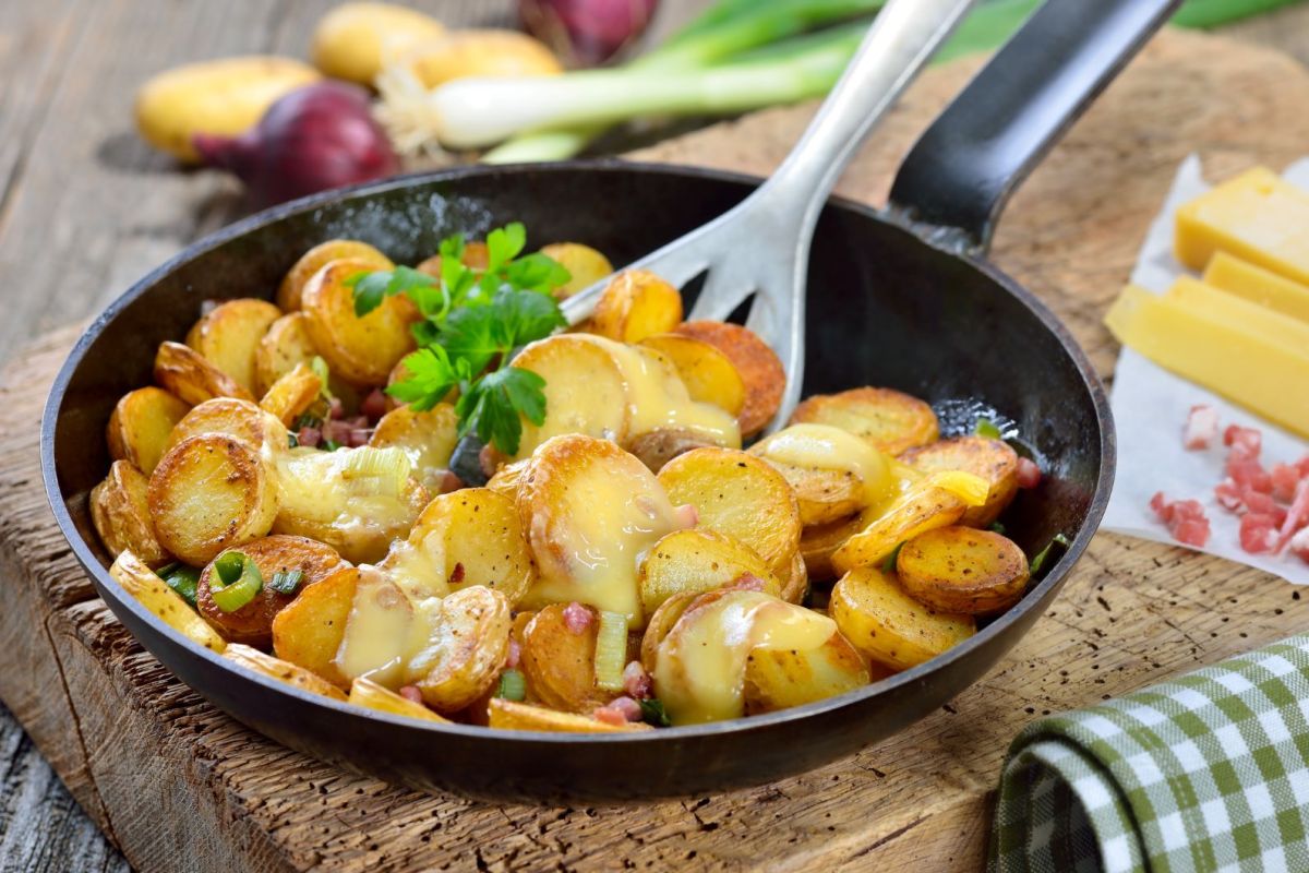 Bratkartoffeln in einer Pfanne