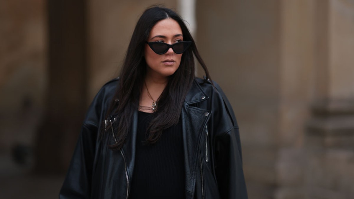 Streetstyle: Frau trägt schwarzes Kleid mit Lederjacke