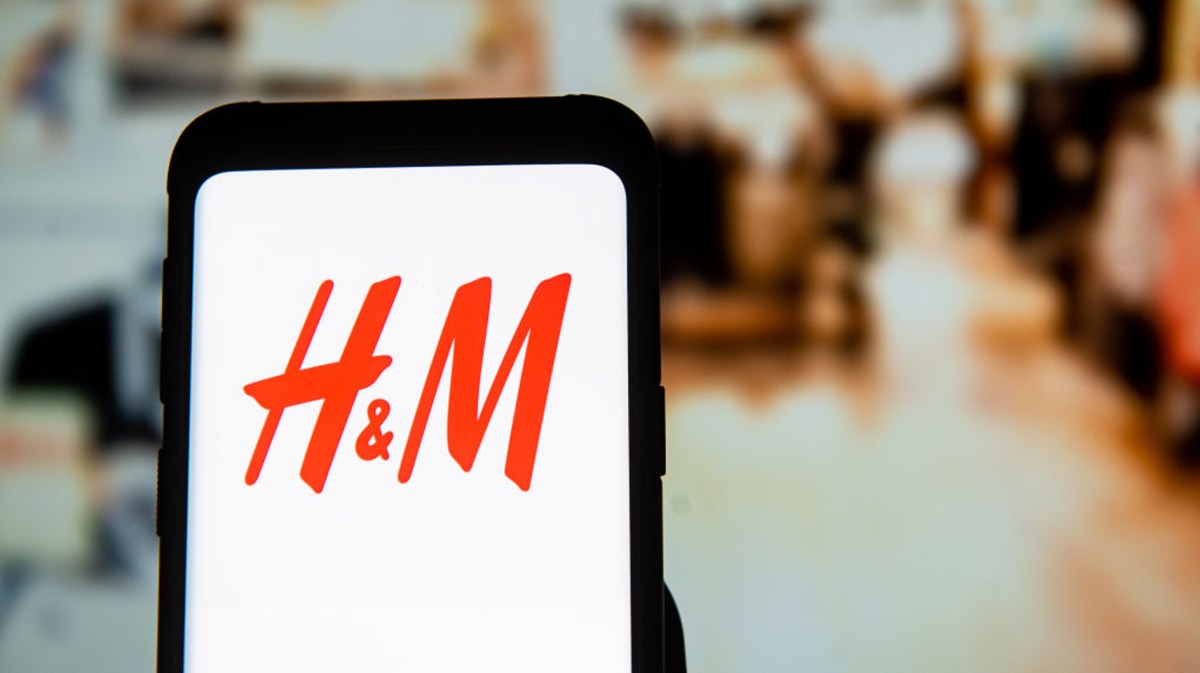 Smartphone mit H&M-Logo