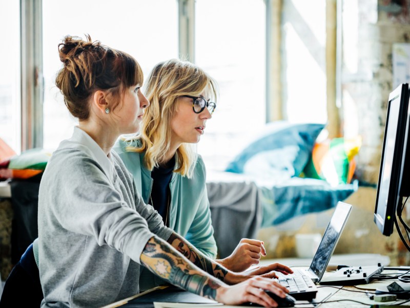 Zwei Frauen sitzen am PC.