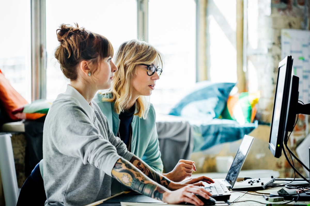 Zwei Frauen sitzen am PC.