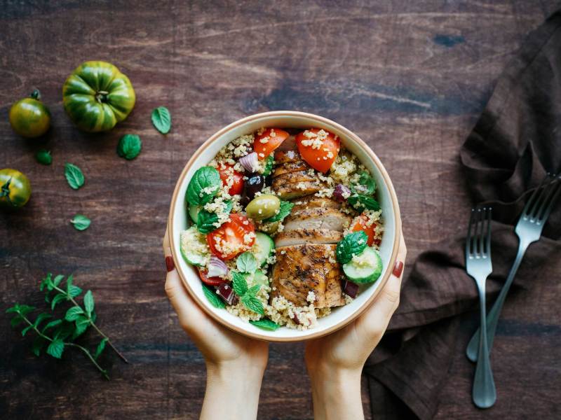 Gericht mit Gemüse mit Quinoa und Hähnchen