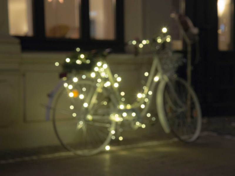 weisses Fahrrad mit Lichterkette dekoriert weichgezeichnet