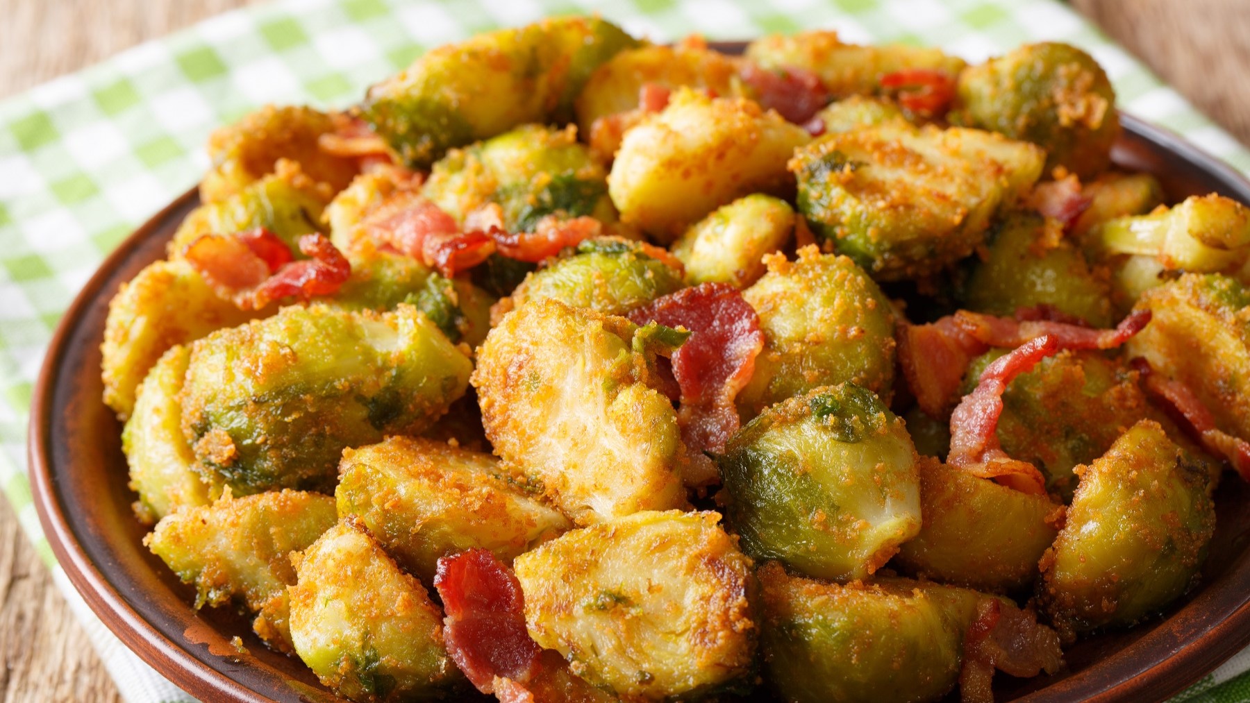 Gebratener Rosenkohl mit Semmelbröseln und Speck – lecker deftig