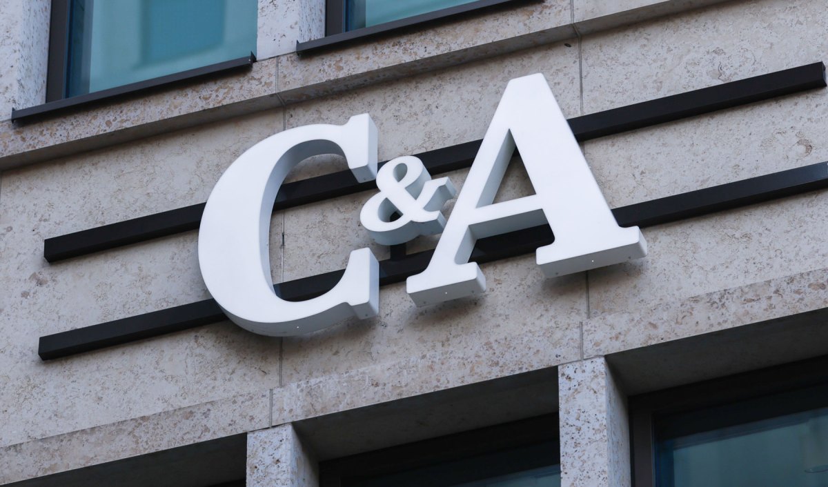 Logo von C&A auf einer Fassade