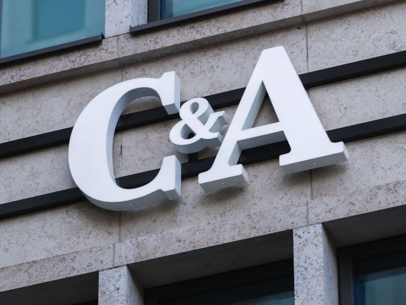 Logo von C&A auf einer Fassade