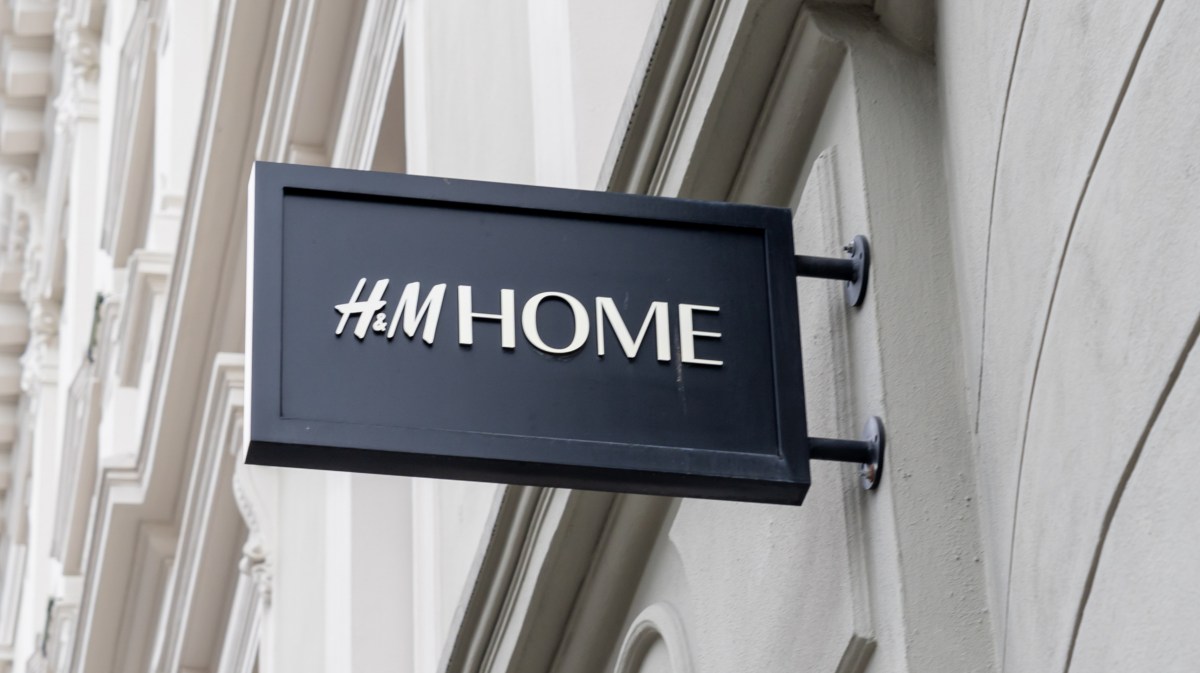 Außenschild an einer Fassade von H&M Home.