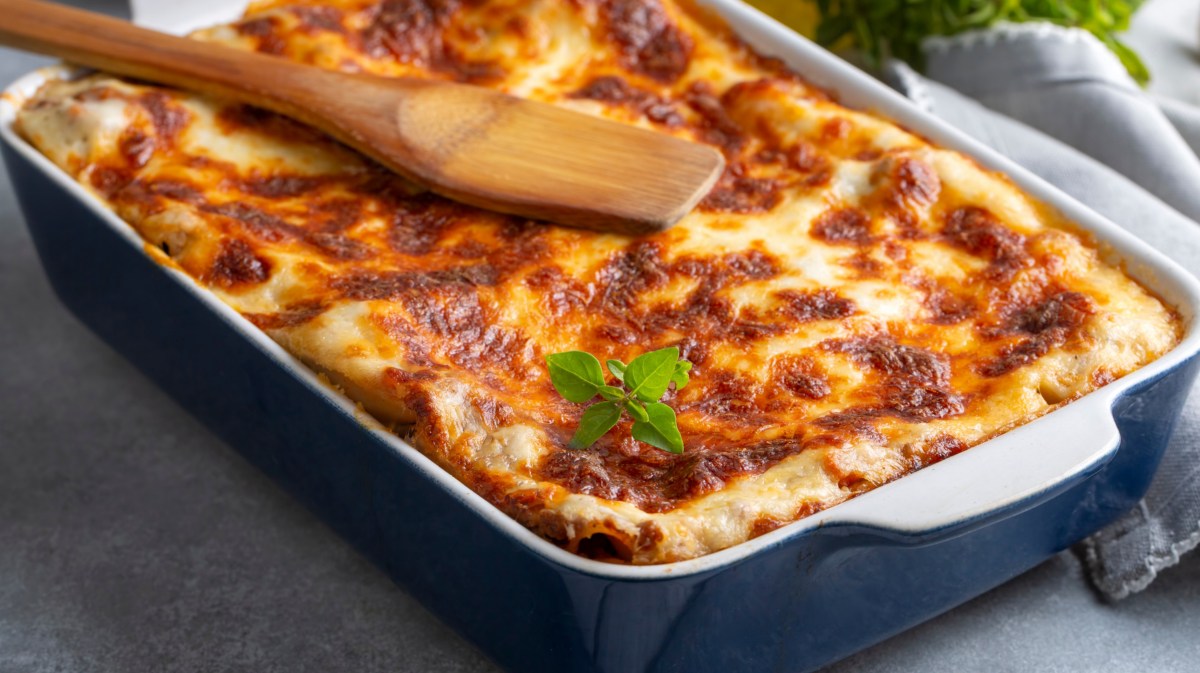 Lasagne in blauer Auflaufform.