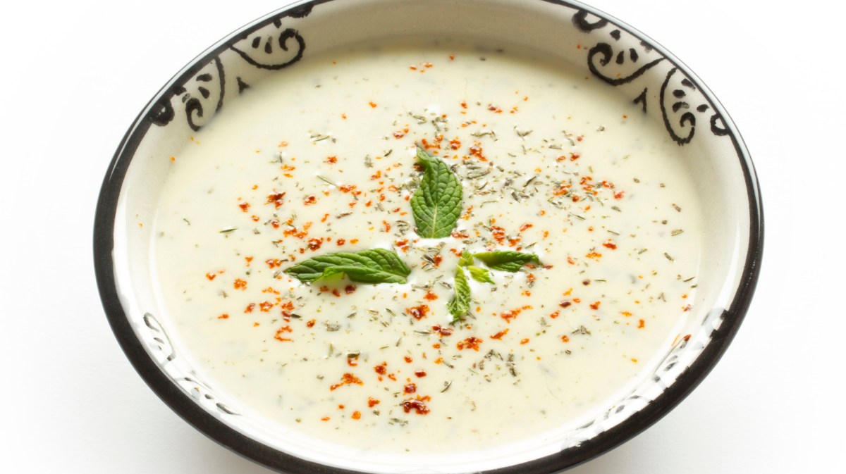 Joghurtsuppe mit Minzblättchen in der Mitte.