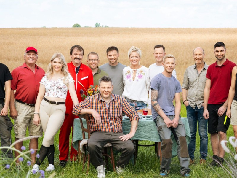 Bauer sucht Frau Landwirte und Landwirtinnen der Staffel 19 sowie Moderatorin Inka Bause in der Mitte.
