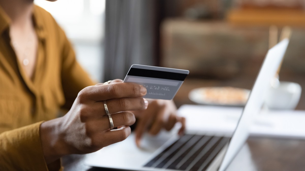 Frau hält ihre Bankkarte in der Hand