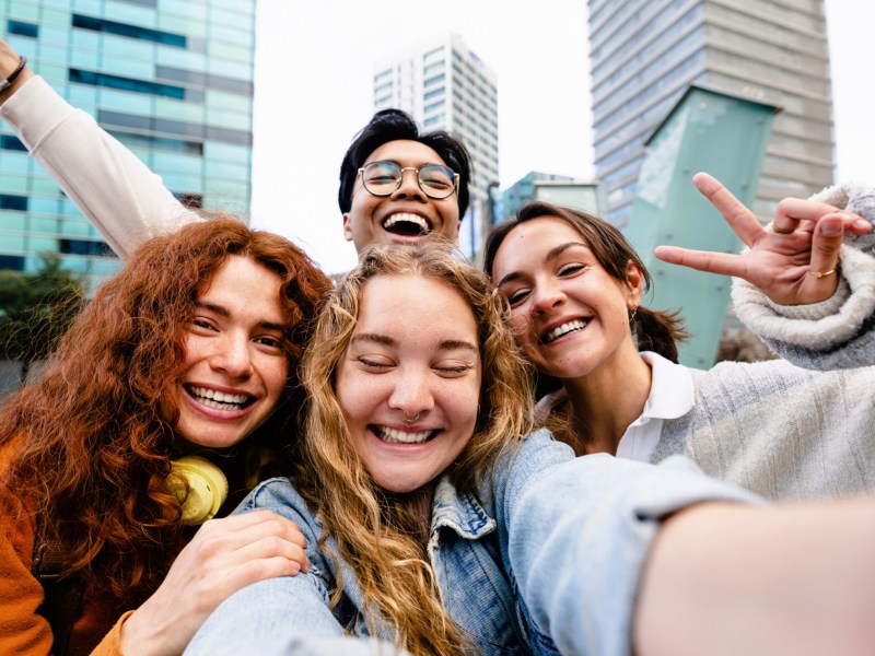 4 Freunde, die gemeinsam ein Selfie machen und lachen