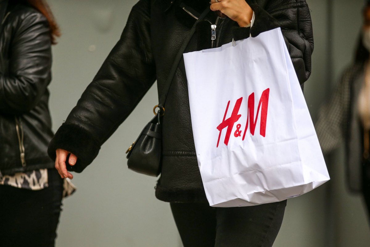 H&M-Einkaufstüte mit neu geshoppten Kleidungsstücken