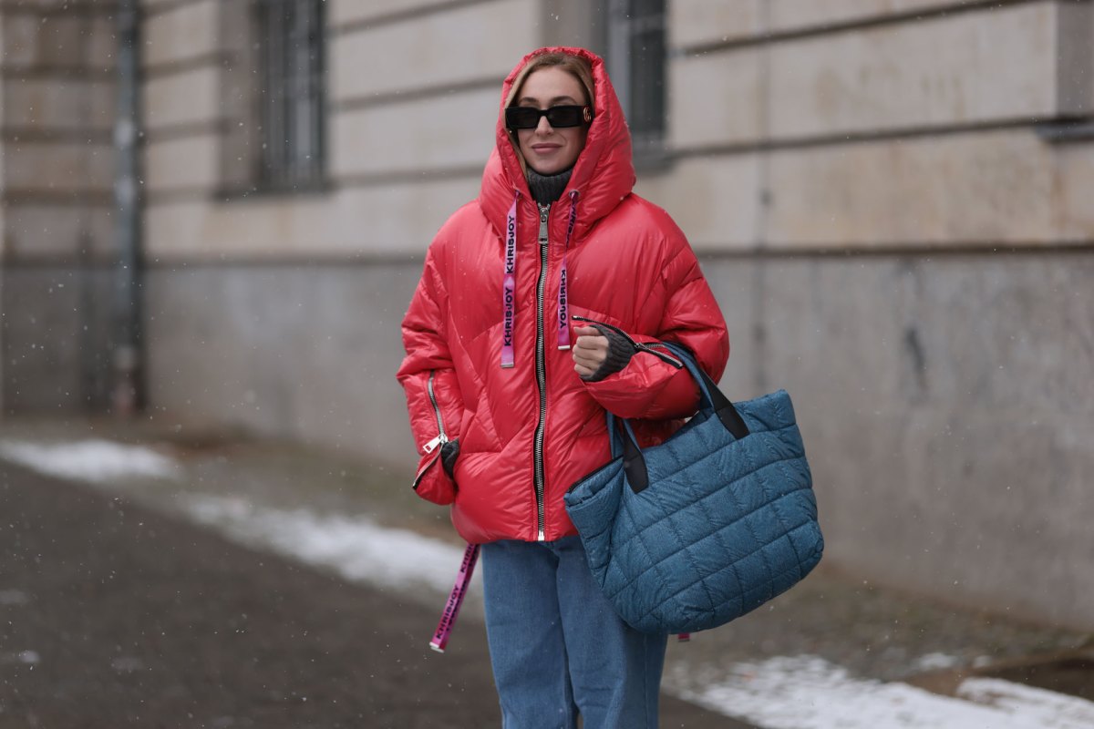 Influencerin Sonia Lyson trägt den Taschen-Trend im Winter 2023.