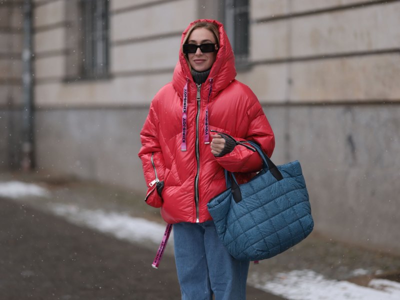 Influencerin Sonia Lyson trägt den Taschen-Trend im Winter 2023.