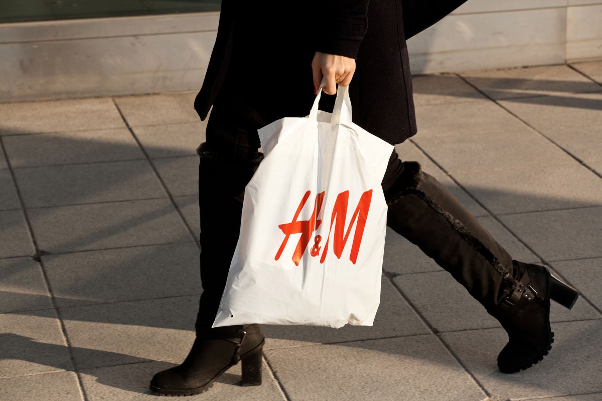 Frau mit Einkaufstüte von H&M