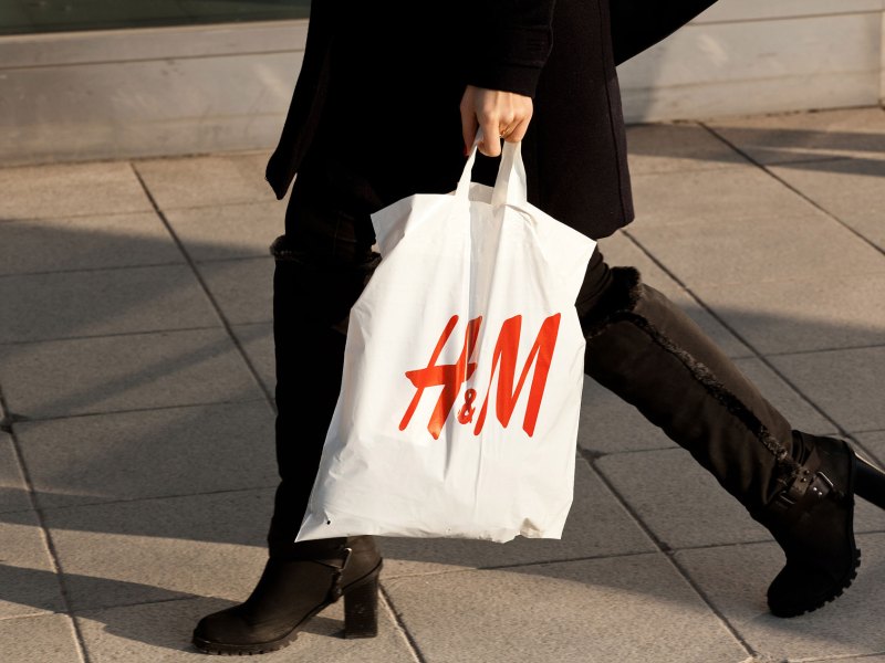 Frau, die im Winter bei H&M shoppen geht.