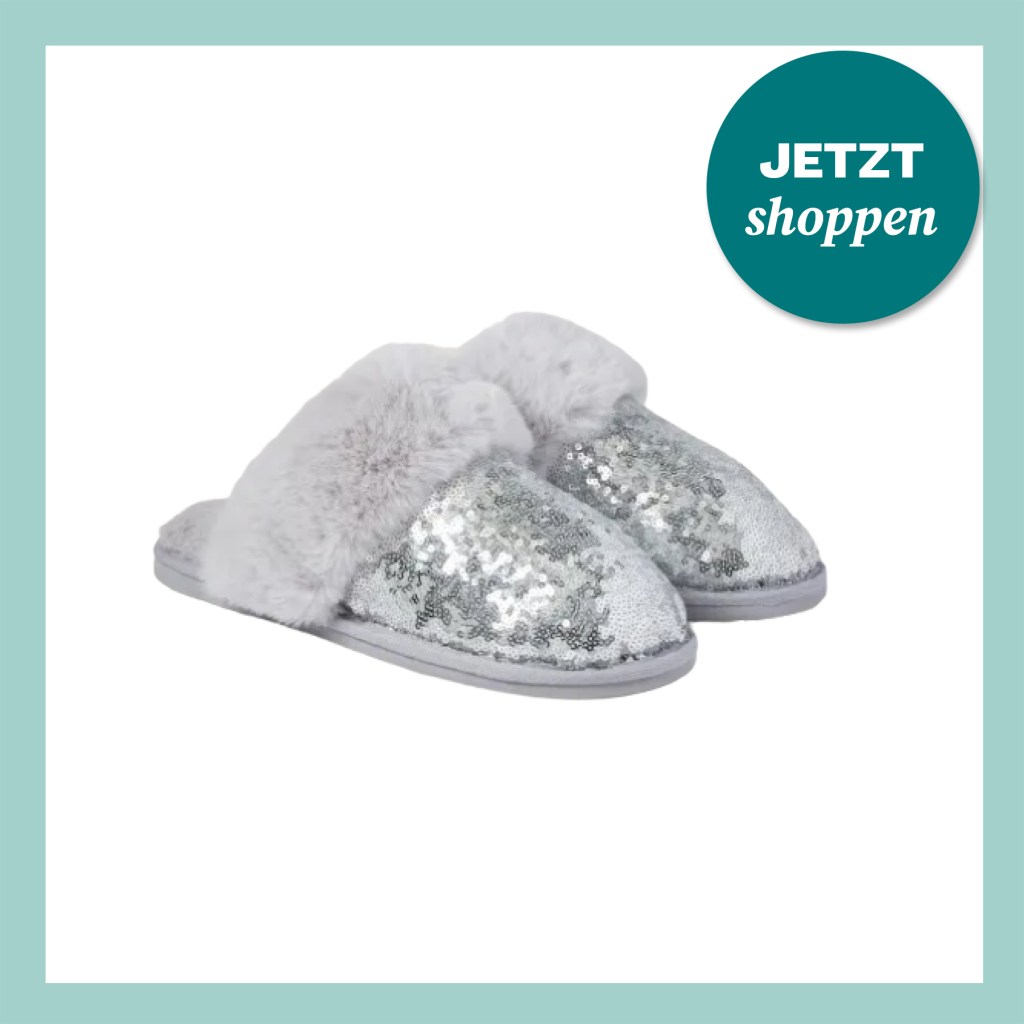 Hellgraue Glitzer-Pantoffeln aus der Weihnachts-Kollektion 2023 von C&A