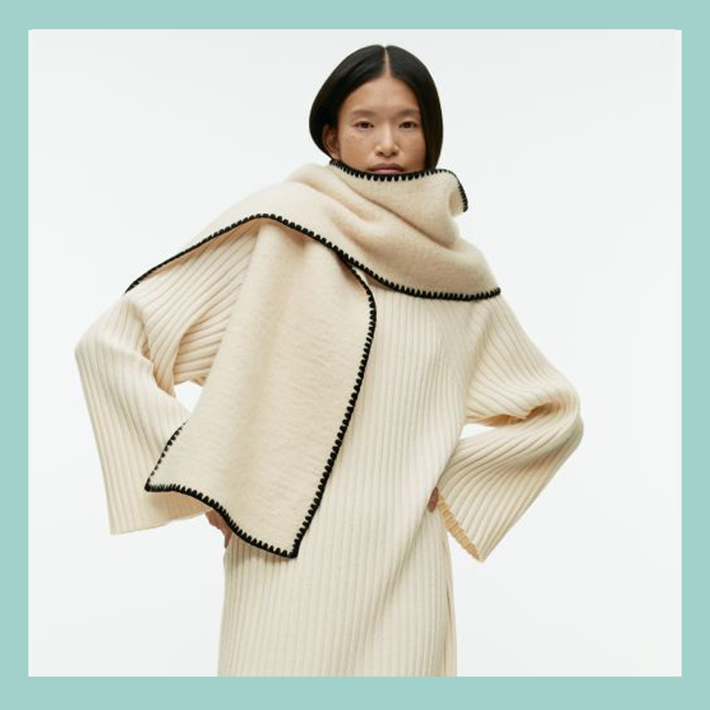 Model mit Arket Schal mit Festonstich