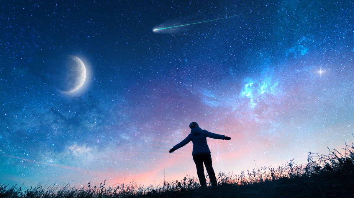 Frau bei Sternenhimmel in der Natur