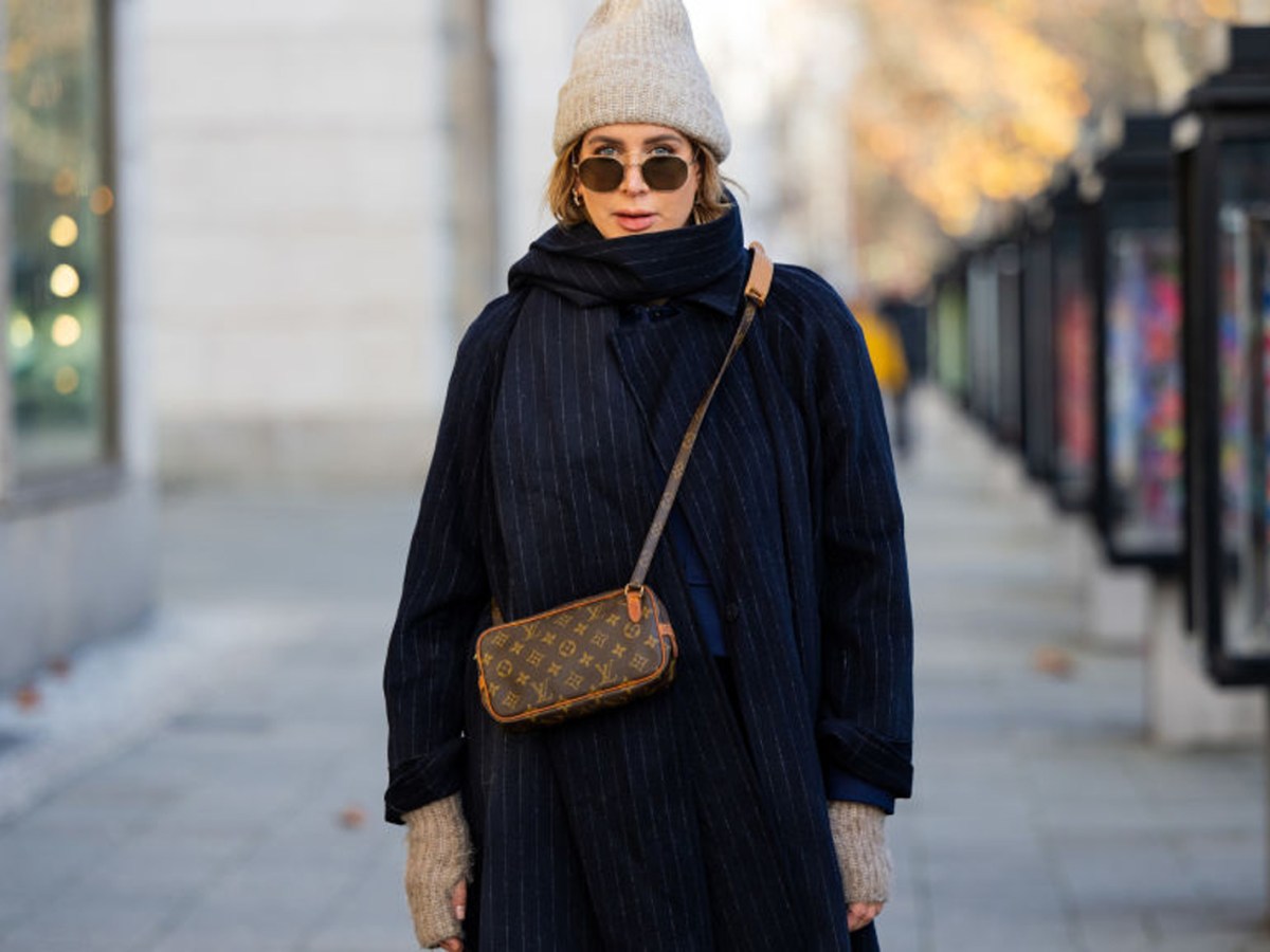 Streetstyle Berlin November 2023: Victoria Scheu mit Mantel, Mütze und Handschuhen