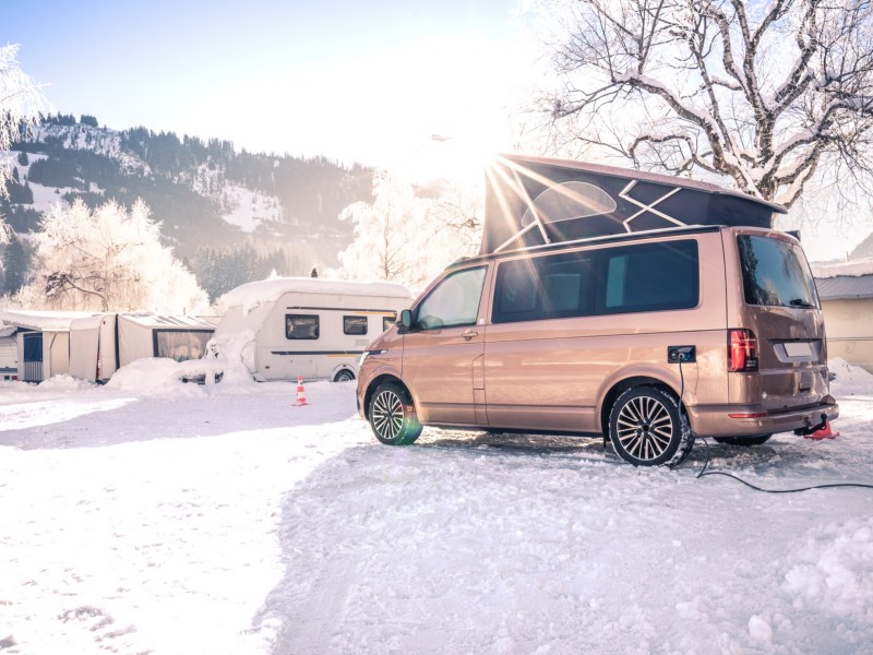 Camper-Van im Schnee auf einem Campingplatz