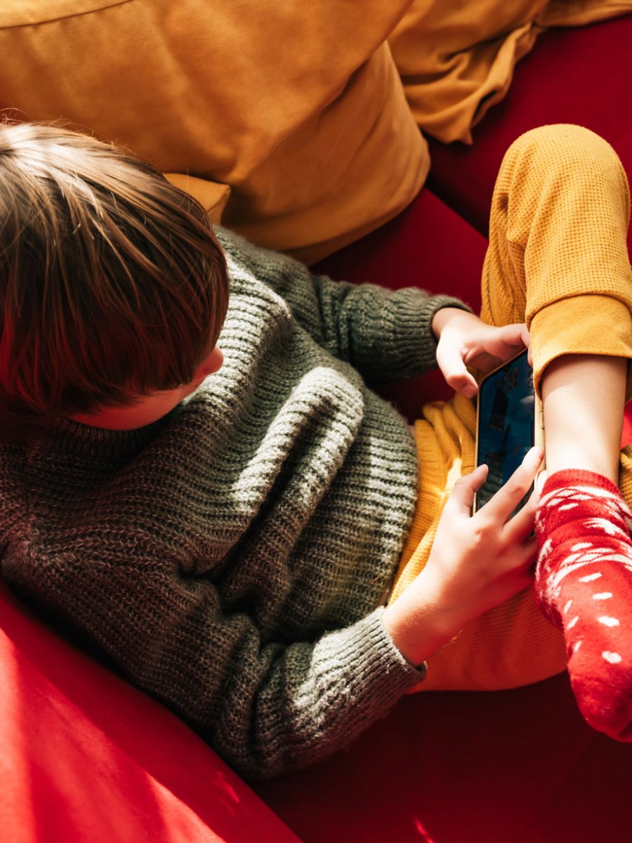 Kinder mit Handy oder TV beschäftigen: Die meisten Eltern machen entscheidende Fehler (laut Experten)