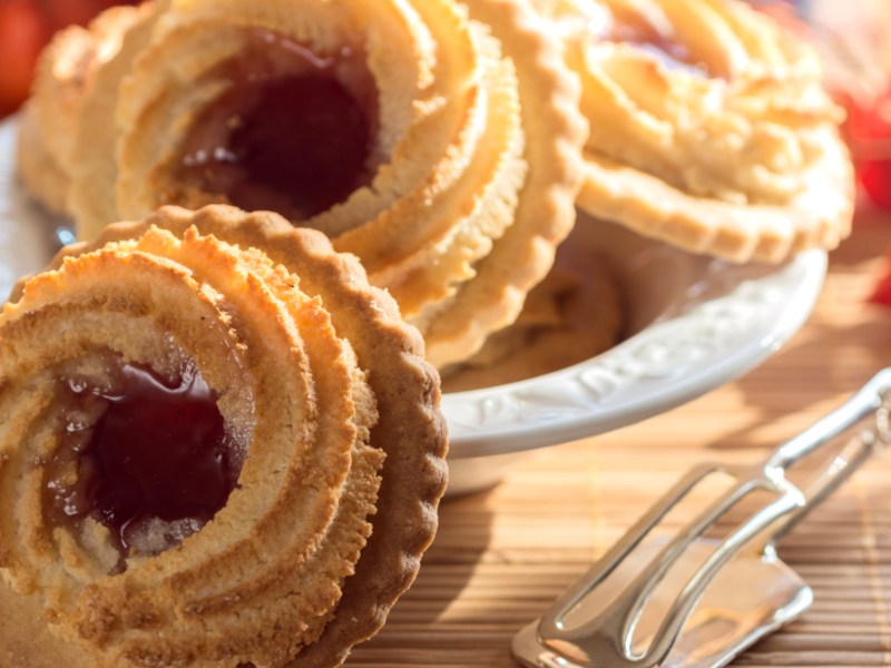 Marzipan Plätzchen mit Marmeladenfüllung