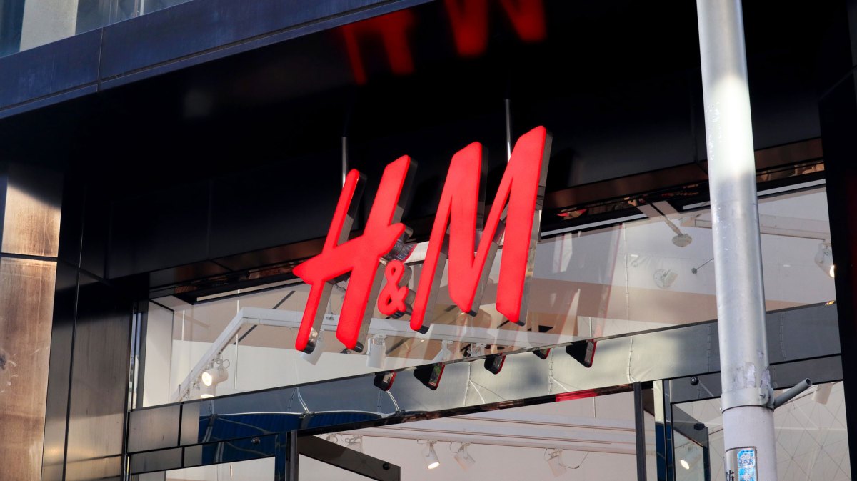 H&M Schaufenster mit großem, roten Logo