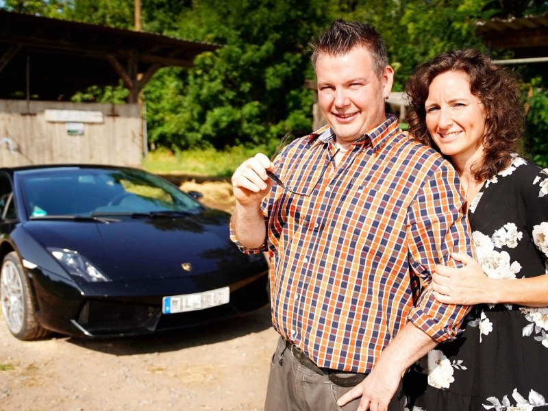 Bauer Steffen und Kathrin vor seinem Lamborghini.