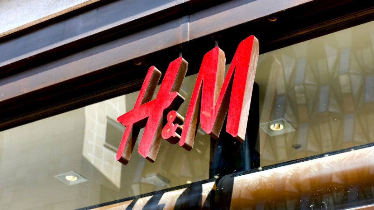 H&M Logo an Storefront.