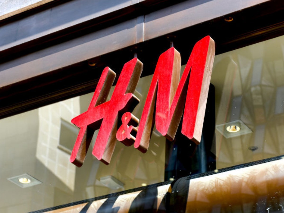 H&M Logo an Storefront.