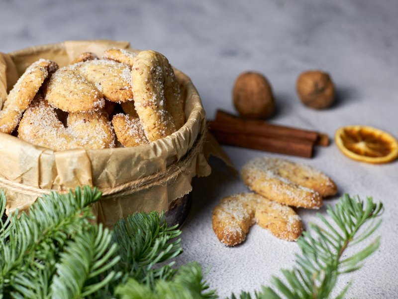 Frisch gebackene Vanillekipferl und Zimtstange