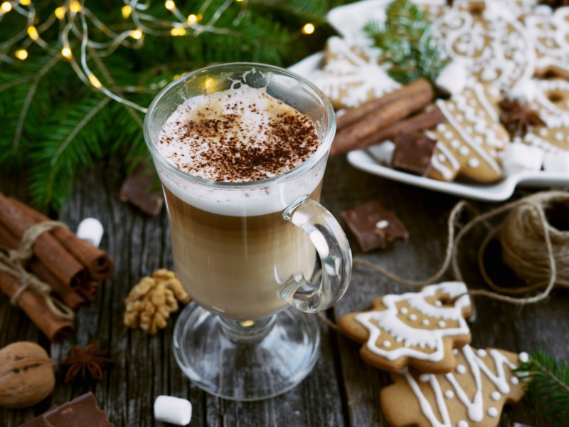 Lebkuchen Latte Macchiato auf einem weihnachtlich gedeckten Tisch